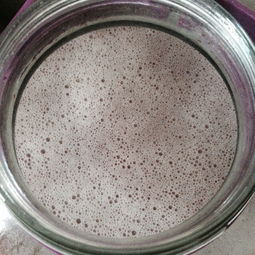  亲们,我今年做的葡萄酒为什么过滤好一个星期了,上面有白色泡沫,有一昙上面还浮有少许绿色的东西,这是