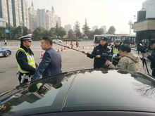  99号去发现成都公安抖音天团,戏精警察又当街飙戏