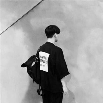  黑白帅气头像男生背影图片,期待你突如其来的关心