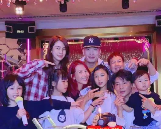  47岁张晋庆生被儿女环绕蔡少芬皮肤紧致不见皱纹,一头红发吸睛