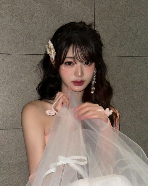  张元英橙色斜肩裙盛夏美艳细闪眼妆尽显爱豆本色