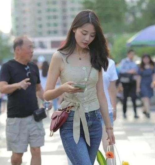  瑜伽裤怎么穿都不会出错,搭配更显亲和力,显瘦又高级