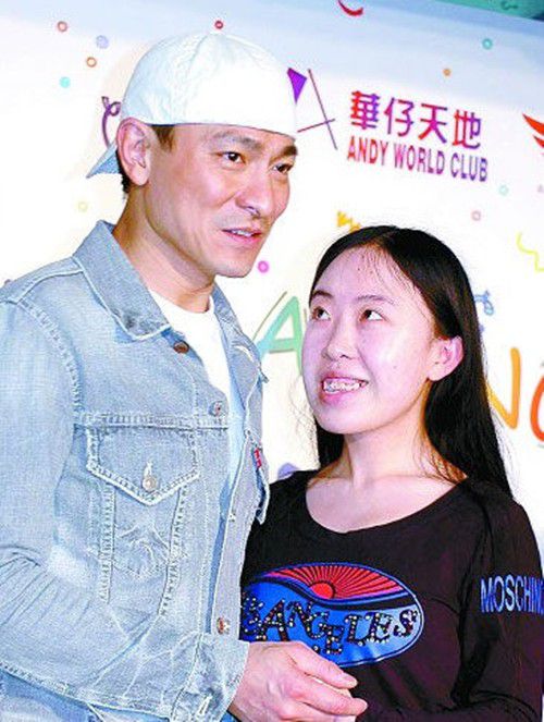  10多年前,因追星家破人亡的女孩,如今44岁靠在超市打工维持生活
