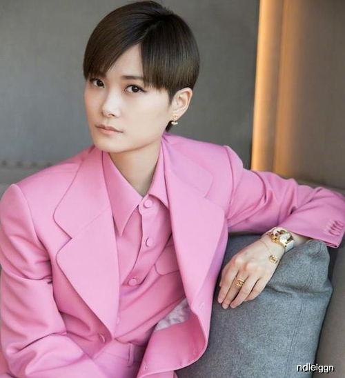  李宇春撞上刘亦菲,同穿粉色西装,网友大赞春春又攻又少女