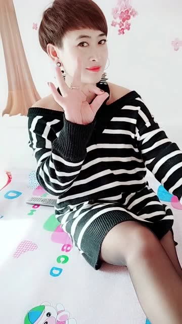  魅力十足的短发御姐,时尚的连衣裙搭配黑色丝袜,美到不可方物