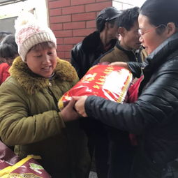  让爱伴您回家温暖一路同行宜宾巾帼志愿者热情服务返乡农民工