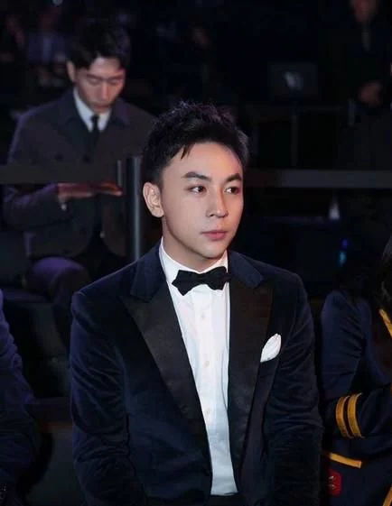  释小龙一身西装亮相芭莎娜男士,现逆天长腿,网友齐呼白马王子