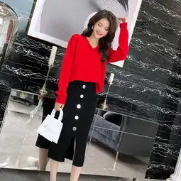  岁末年尾,聚会多多,小个子穿毛衣半身裙,配短靴,时髦又显高