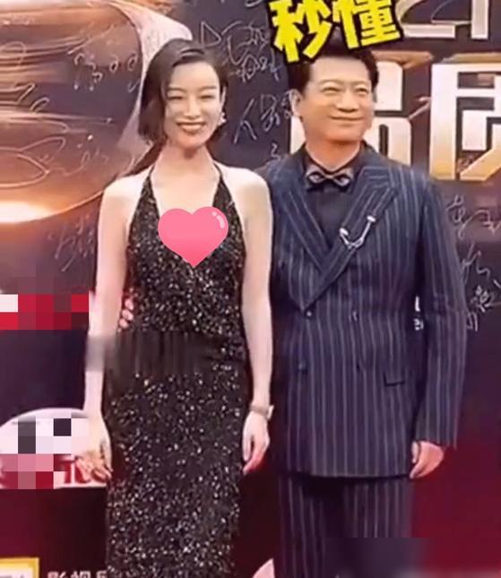  45岁田雨主动为倪妮披西装,被提醒后立马搂腰,还是国家二级演员