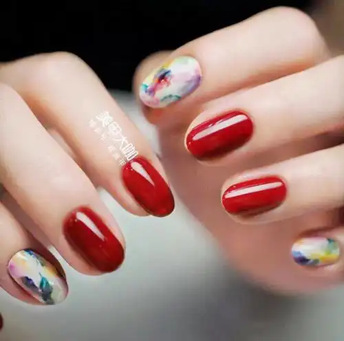  每个女生新年都值得拥有一款美到极致的红色美甲