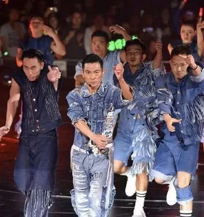  刘德华演唱会中途结束,粉丝和明星却发声力挺,是因为他哭了