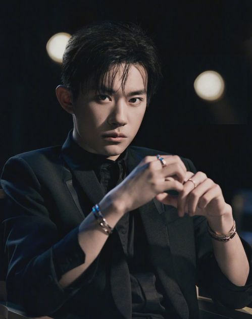  戴上珠宝的易烊千玺你爱吗tiffanyco.首个00后代言人