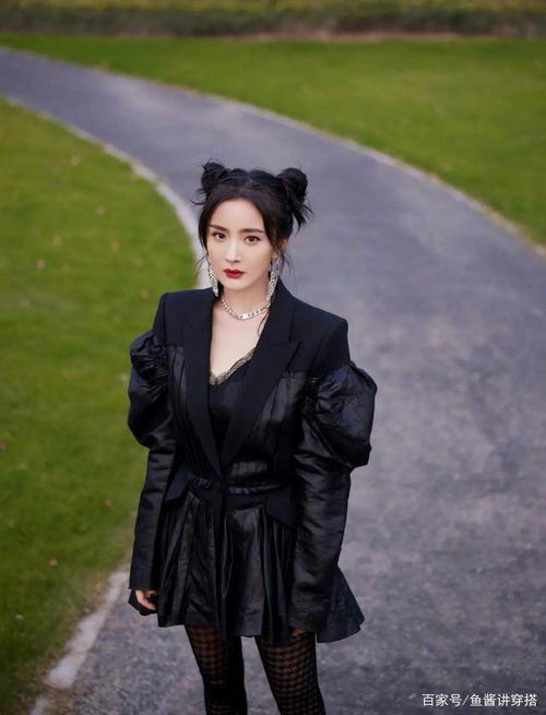  杨幂身穿西装裙梳丸子头,格子长袜小鸟腿太吸睛