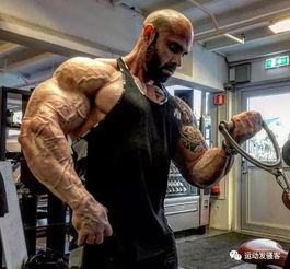  肌肉狂魔人的健身日常,每天训练10小时生吃20斤牛肉