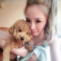  泰迪的女生头像女生抱泰迪狗头像