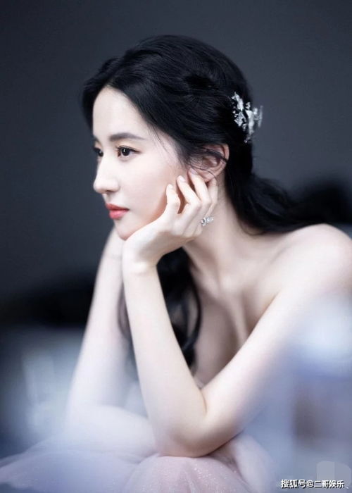  33岁刘亦菲现身活动生图曝光,仙女颜值状态超好,像圆规画的头像引热议