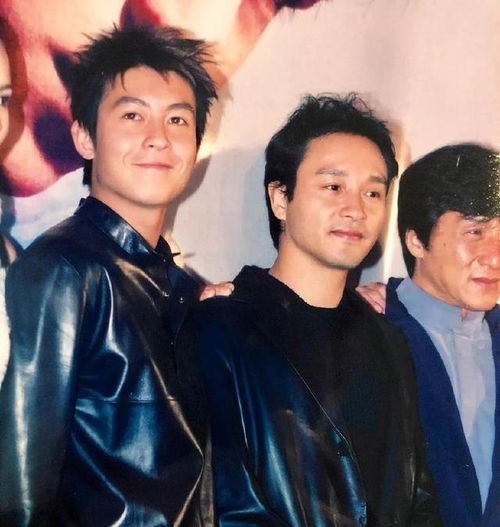 陈冠希近况曝光,满脸胡渣成颓废大叔,老婆秦舒培逆龄生长显年轻
