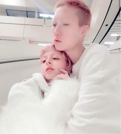  吴卓林与妻子高调秀恩爱,andi耳朵挂铁链妆容怪异又油腻