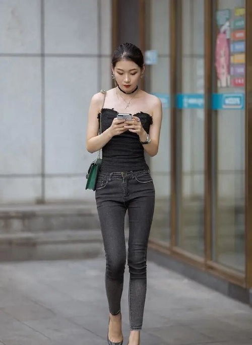  白色无袖小款背心搭配灰色打底裤简洁款式,适合小个子女生短裤
