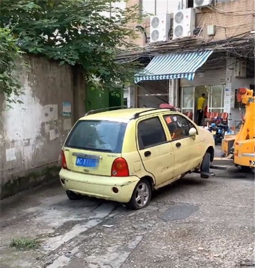  僵尸车奇瑞qq,整车被遗弃,车主因拖车费太贵而不愿带走