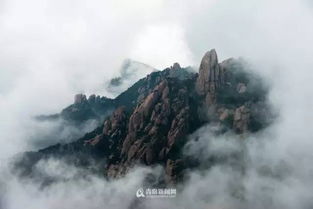  现在来崂山就对了巨峰上演全年最美云雾景观,崂山之巅仙气十足