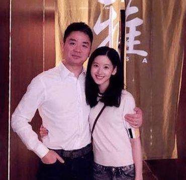  章泽天真人长啥样路人镜头才是照妖镜,网友终于理解强哥