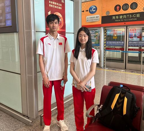  这么快就回国了黄雨婷盛李豪现北京机场,与网友合影,神态青涩