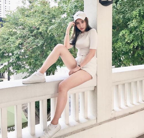  吊带背心搭配灰色瑜伽裤,魔鬼身材性感迷人,显得有些曲线美