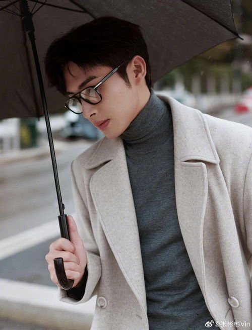  组图张彬彬戴墨镜抬头侧颜精致穿西装长风衣绅士有型