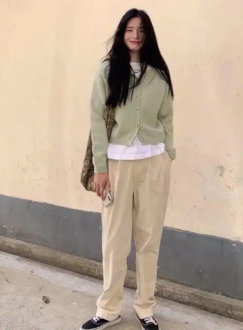  而且太小的领口对我们脖颈线条的修饰作用也非常不明显