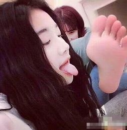  妹子,闺蜜的脚难道很香吗你还想尝尝味道,我也是醉了