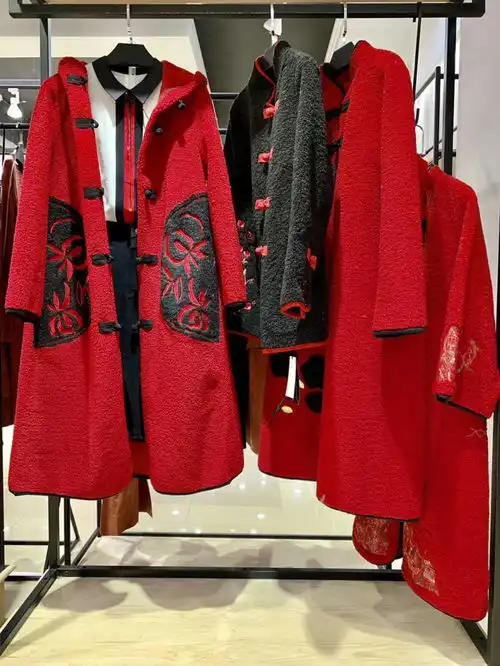  杭州品牌折扣女装中国红牡丹花系列颗粒绒外套精品女装折扣店优质货源批发图片大全