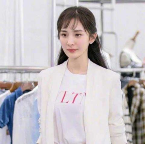  杨幂把西装穿出裙装感,女神范十足整体