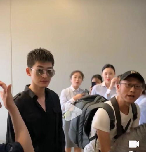  35岁张翰现身机场,路人要求摘墨镜遭霸气回怼,网友没毛病
