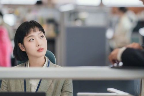  柔美的细胞君新剧照金高银留齐刘海短发,状态减龄比预告好
