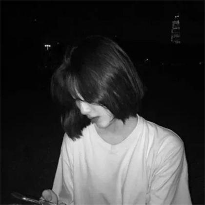 黑色伤感头像女孩