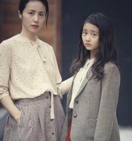  黄磊儿子正脸首曝光单眼皮颜值不如姐姐,网友调侃正正得负