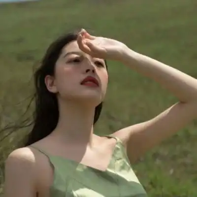 我们在黑暗中并肩前行,走在各自女生头像我要个性网  我们在黑暗中并肩前行,走在各自女生头像我要个性网