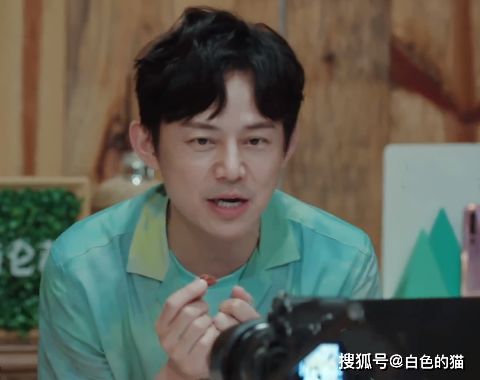  薇娅向往4直播出现卡顿时,镜头扫过宋威龙,谁注意他在干嘛