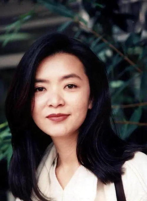  小龙女陈玉莲罕露面,至今单身收养3名孤儿