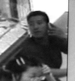  试戴金项链男子拔腿就跑监控录像拍下嫌疑人