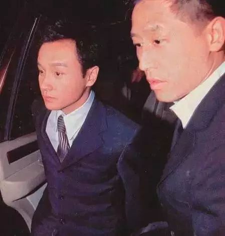  59岁唐鹤德晒与张国荣合照人生无常,唯独爱有永恒