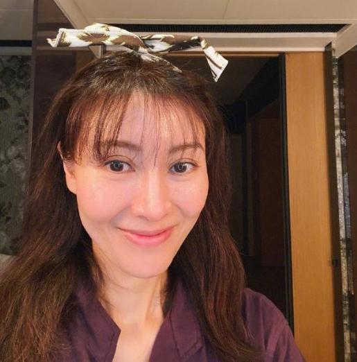  50岁李嘉欣晒与儿子遛狗照,看身材像二十多岁,疑曝光豪宅地点
