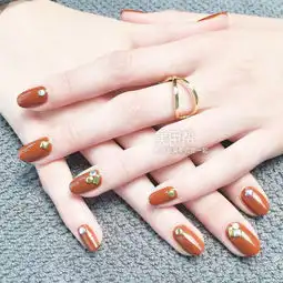  不要黑白灰,那就试试棕色系美甲