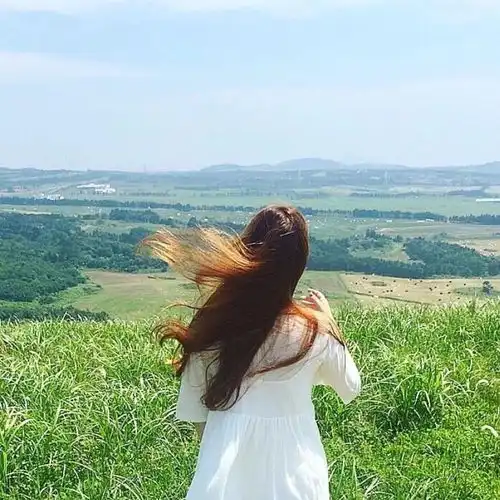  有没有特别可爱的女生头像,比较活泼的,不是小孩纸的,真人的,不露脸的,只露侧脸或者背影的女生头像