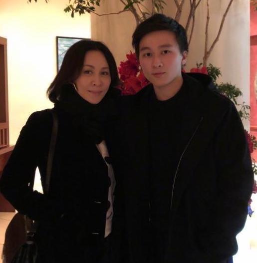  刘嘉玲弟媳晒与姐姐还有母亲的合影,状态引发热议