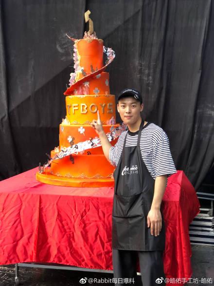  tfboys演唱会致大站脱粉,易烊千玺被曝锁场和无人区亮灯牌造假象