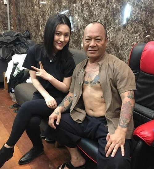  他是货真价实的黑道大哥,坐拥上千小弟,女儿却美似天仙