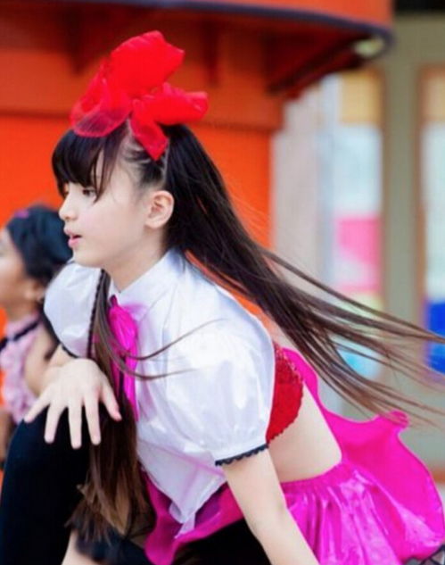  看不下去日本小学生组女团穿比基尼走秀惹争议