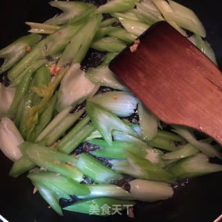 西芹百合的做法西芹百合怎么做美乐猪的菜谱